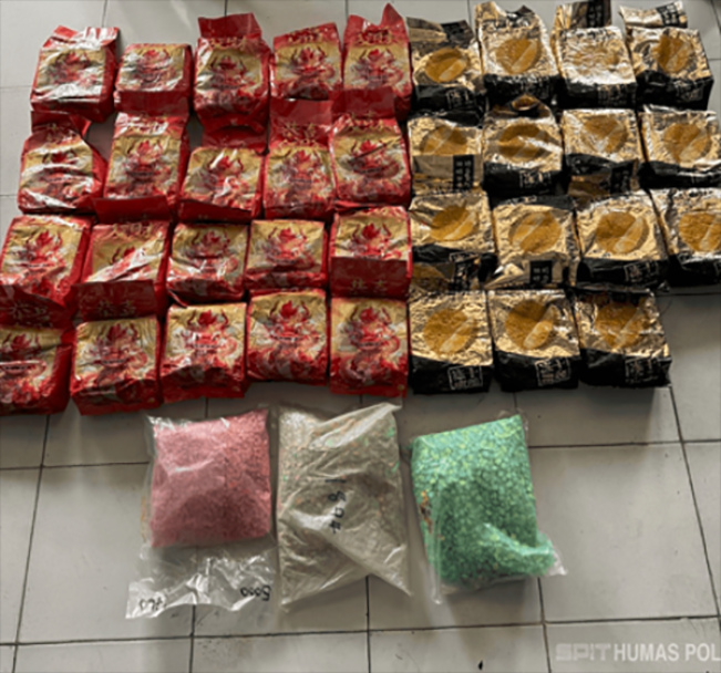 Barang bukti sitaan 35 bungkus plastik berisi sabu dan tiga bungkus plastik ekstasi/Foto: Humas Polri